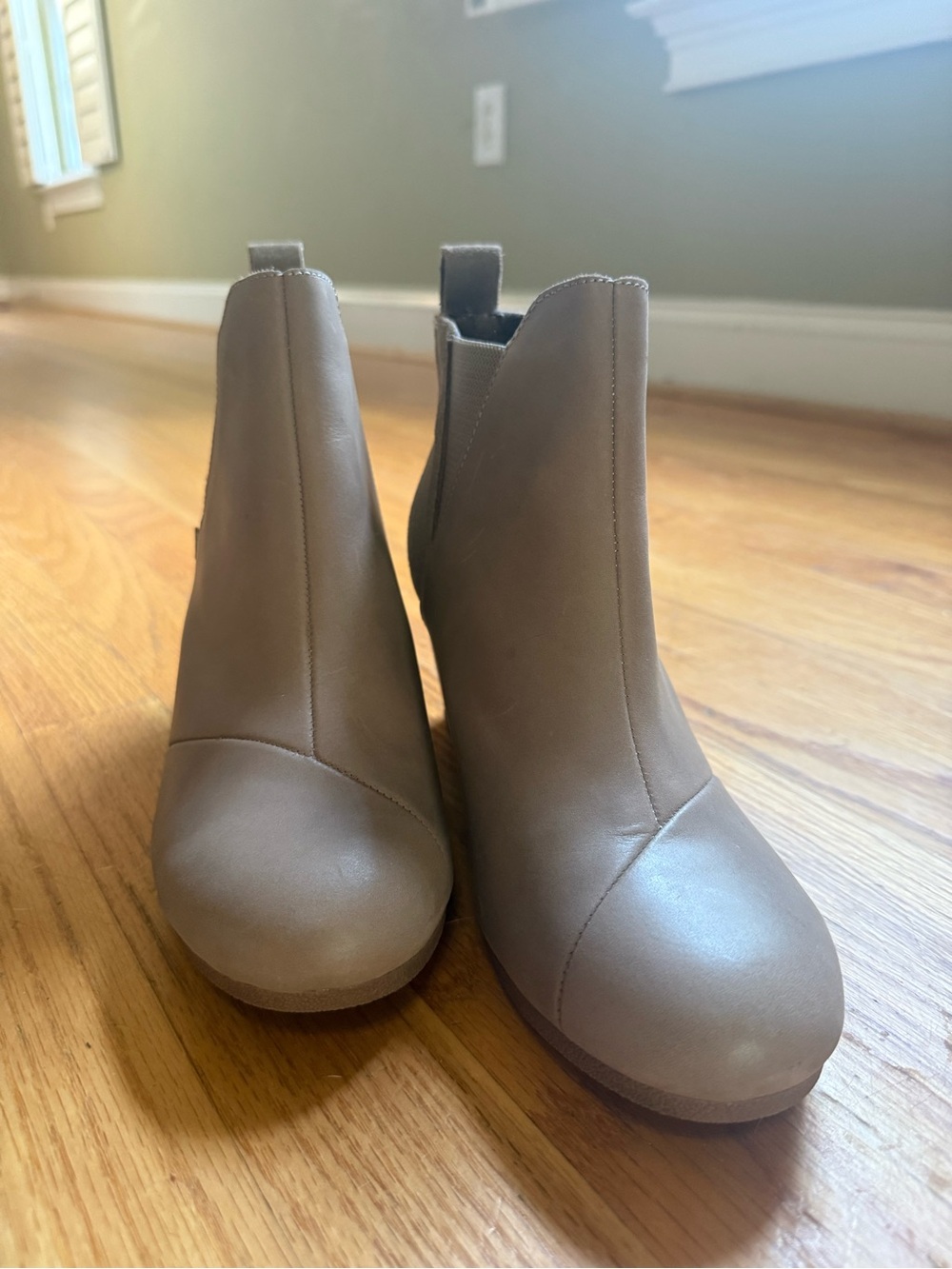 Women’s TOMS leather and suede wedge booties, like new, 8.5